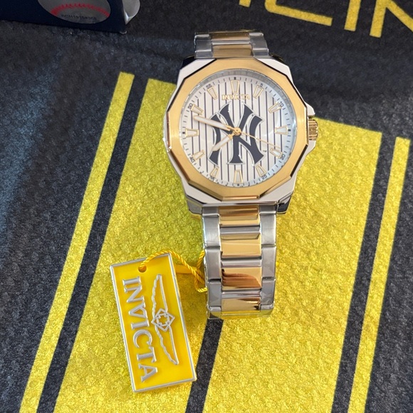 Invicta MLB Speedway NY edition. Watch with Gold and Silver Band 42mm - Picture 3 of 5